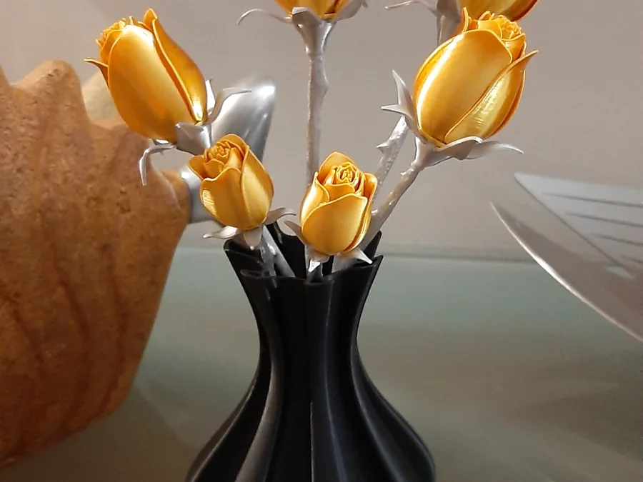 3D printed vase with golden roses